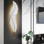 Applique murale scandinave allumée dans un salon moderne