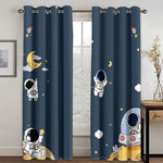 Rideaux décorés avec des personnages fictifs et des jouets imprimés, idéaux pour la chambre d'un enfant. La couleur vibrante et les motifs ludiques rendent ces rideaux parfaitement adaptés pour stimuler l'imagination d'un enfant tout en fournissant une fonctionnalité essentielle de blocage de la lumière. Ces rideaux représentent un mélange unique de fonctionnalité et de style, en accord avec le thème des personnages de fiction et des jouets.