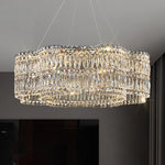 Détail du design en cristal du lustre avec éclairage LED