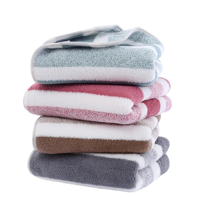 Serviette de bain à rayures noires suspendue à un porte-serviette