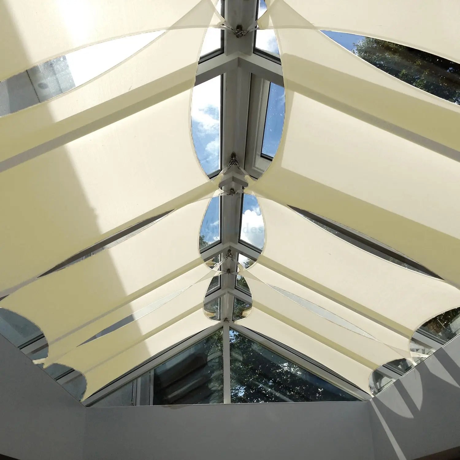 Voile d'ombrage 3x3m noire protégeant un coin repas extérieur