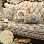 Le joli canapé d'angle aux coussins ornés de motifs floraux et de détails vintage apporte une touche de luxe et d'élégance à l'intérieur.