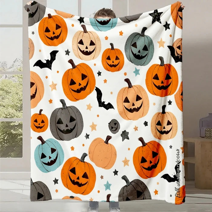 Une variété de citrouilles sculptées d'Halloween aux expressions joyeuses et effrayantes, accompagnées de chauves-souris et d'étoiles sur un fond blanc.