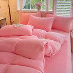 Housse de couette polaire en velours de lait couleur bleu ciel sur un lit