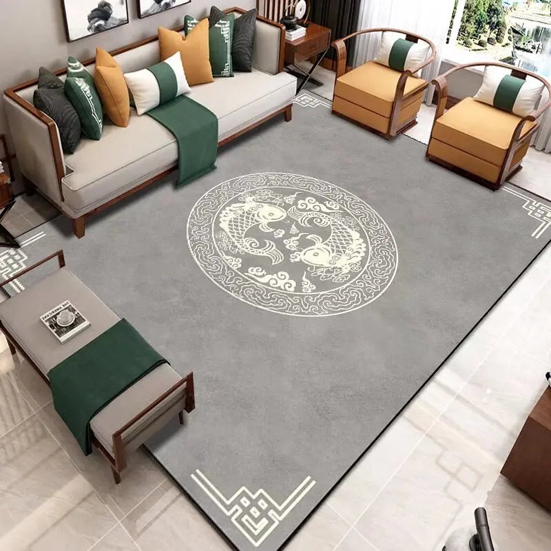 Un salon de style oriental avec un canapé crème, des fauteuils jaunes et une décoration florale sur un tapis gris avec un motif de poisson.