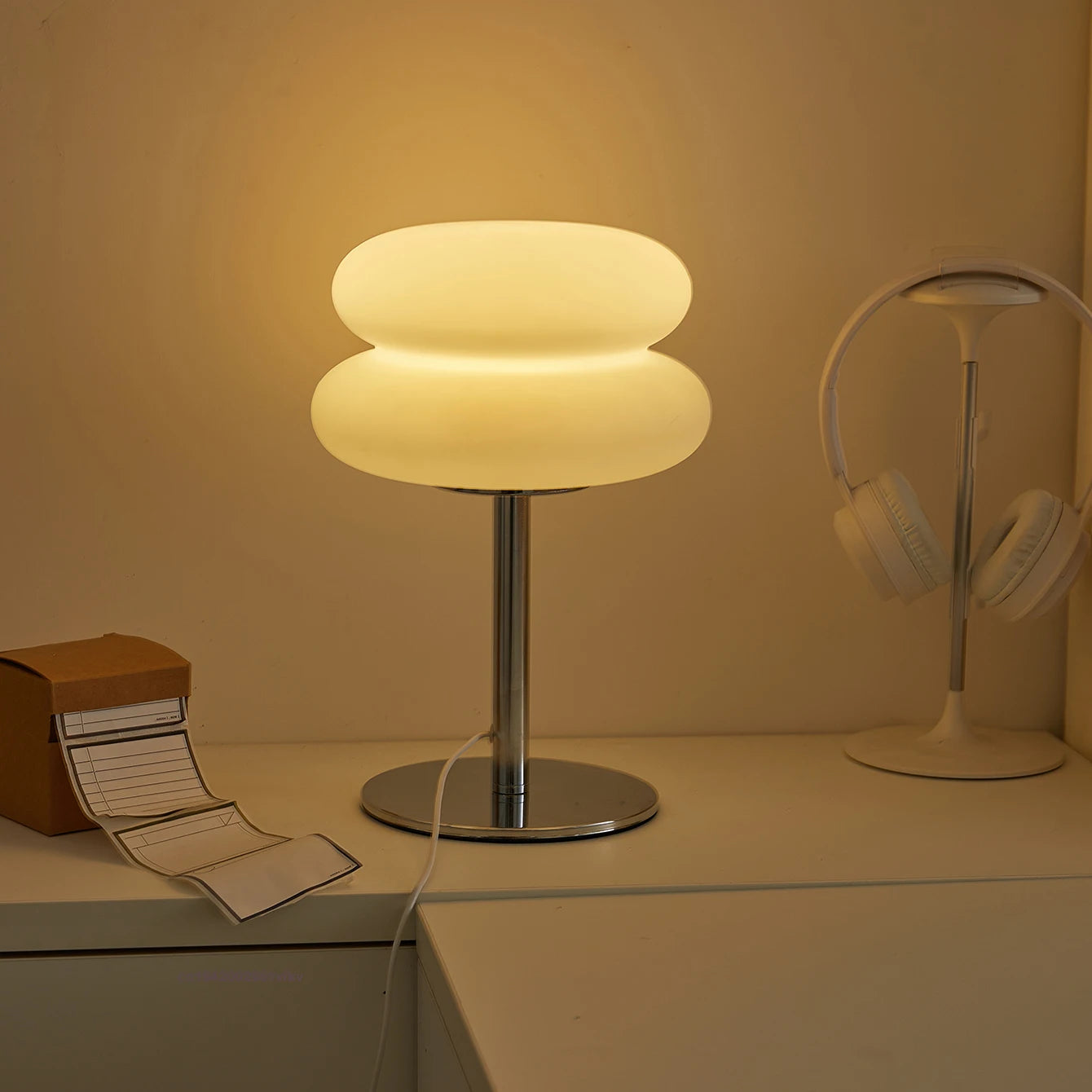 Lampe de table verte illuminant un coin salon