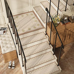 Un escalier à motif floral mène à un étage supérieur, avec des meubles vintage et des fleurs fraîches ajoutant une touche élégante à l'espace.