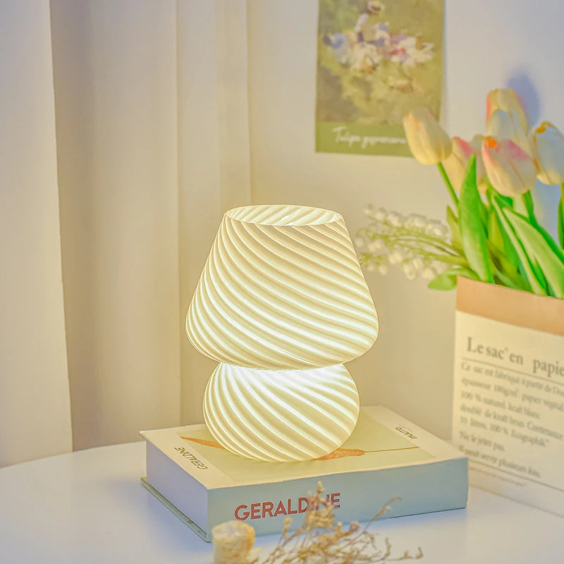 Lampe champignon sur table de nuit ambiance cosy