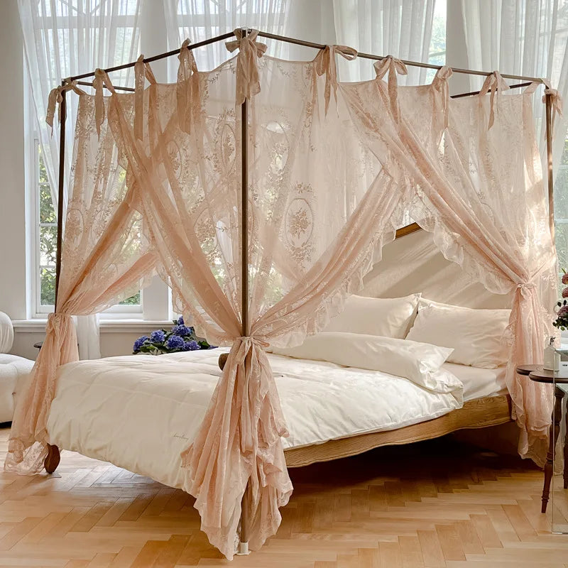 Une magnifique chambre à coucher avec un lit à baldaquin en bois et des rideaux de mousseline rose pâle, créant une atmosphère romantique et chaleureuse.