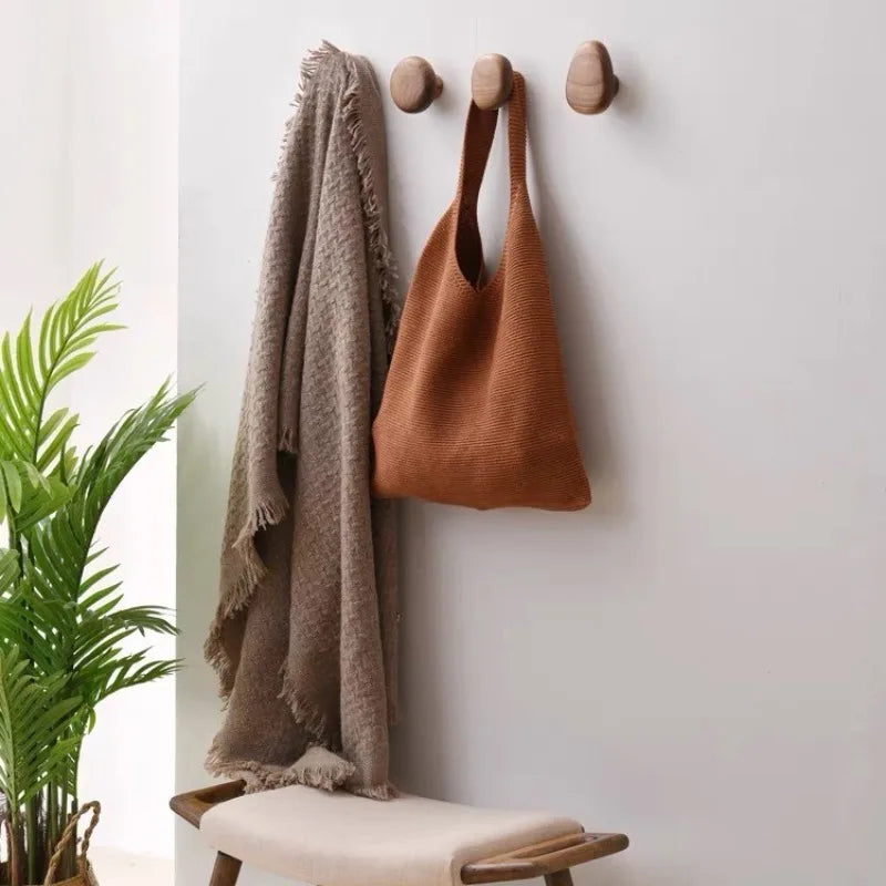 Patère bois scandinave utilisée pour ranger des vêtements