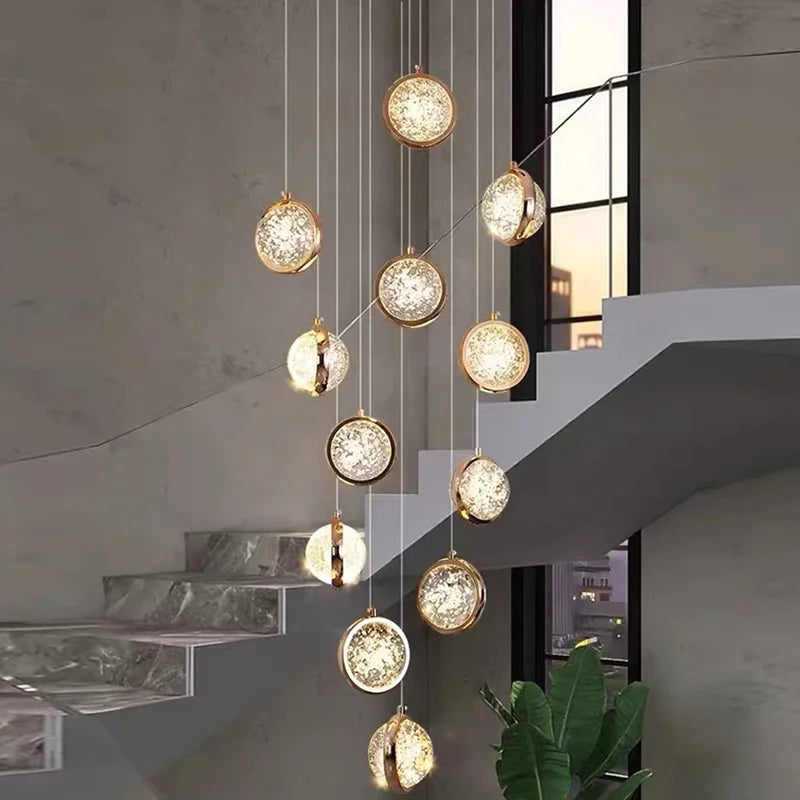 Lustre installé dans un escalier avec éclairage blanc naturel