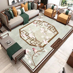 Un salon élégant et raffiné, avec des meubles en bois et des accents de vert, décoré d'un magnifique tapis floral au motif asiatique.