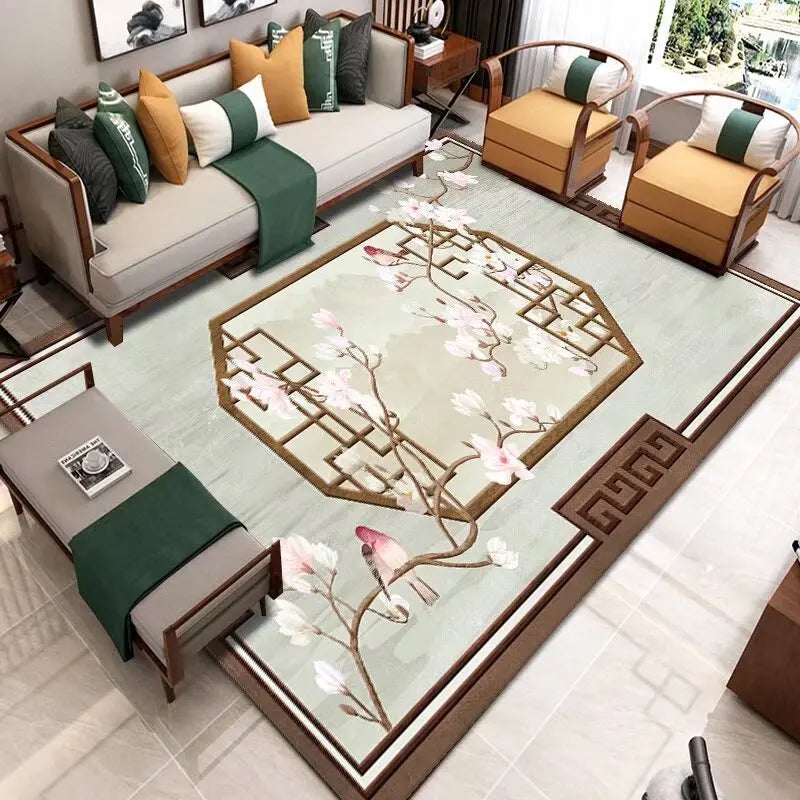 Un salon élégant et raffiné, avec des meubles en bois et des accents de vert, décoré d'un magnifique tapis floral au motif asiatique.