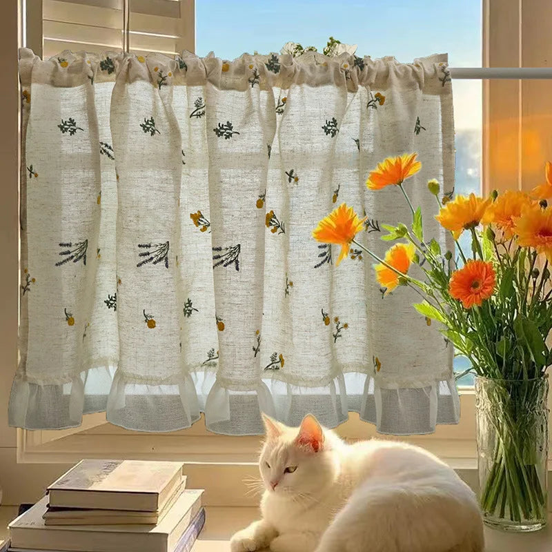 Détail des pompons et du motif floral sur le rideau