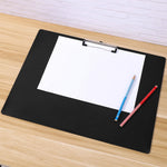 Vue de côté du presse-papiers noir sur une table en bois