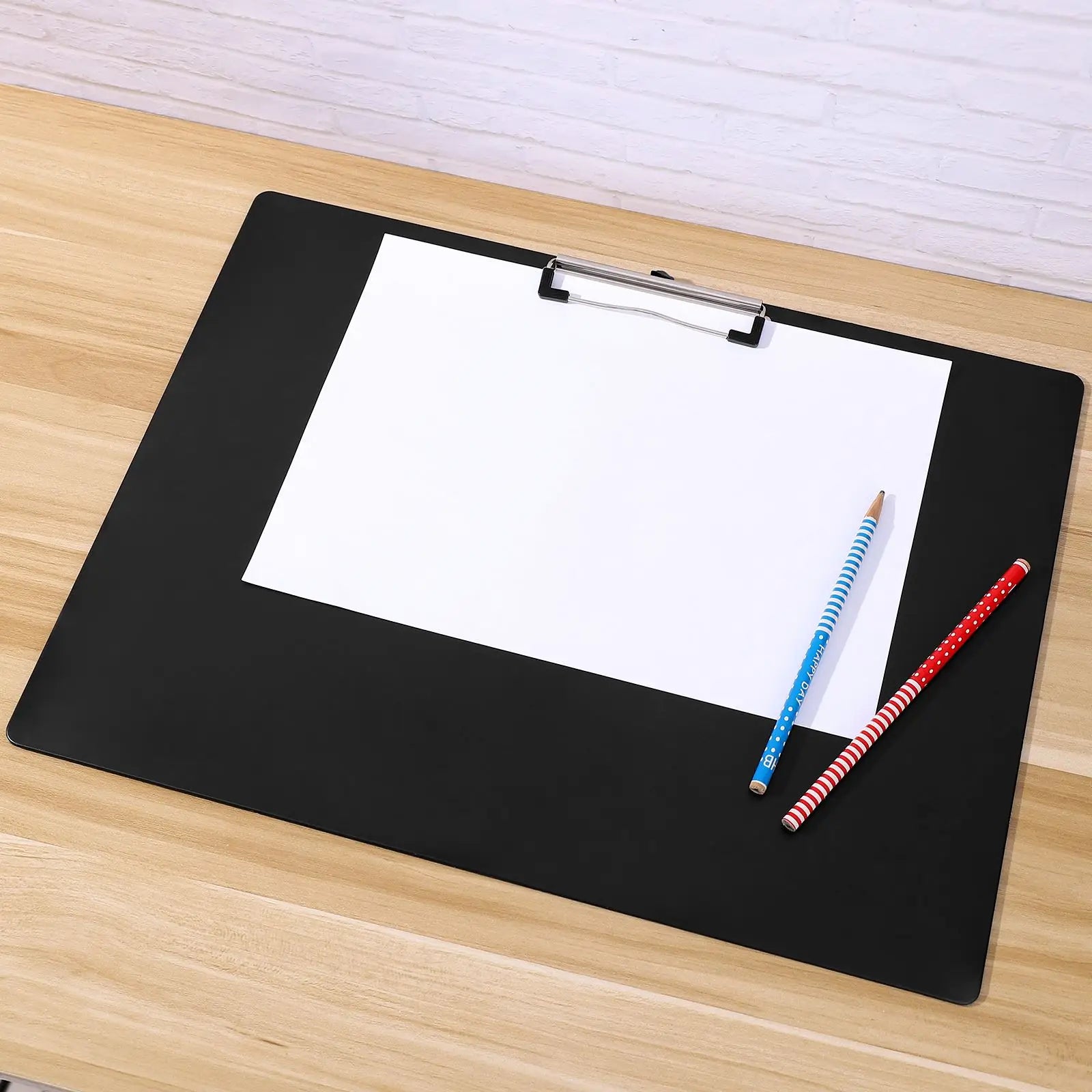 Vue de côté du presse-papiers noir sur une table en bois