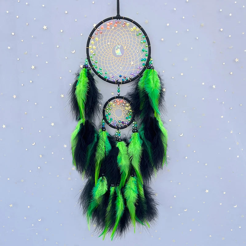 Un capteur de rêves décoratif en forme de cercle avec des plumes vertes et noires, des perles colorées et des étoiles qui donnent une touche mystique et spirituelle à l'ambiance.