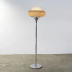 Lampe de chevet orange allumée dans une chambre cosy