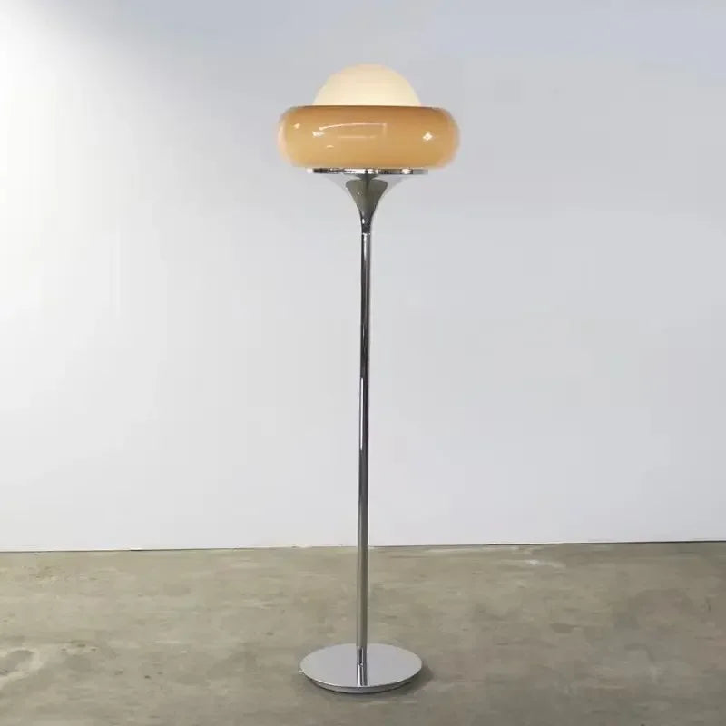 Lampe de chevet orange allumée dans une chambre cosy