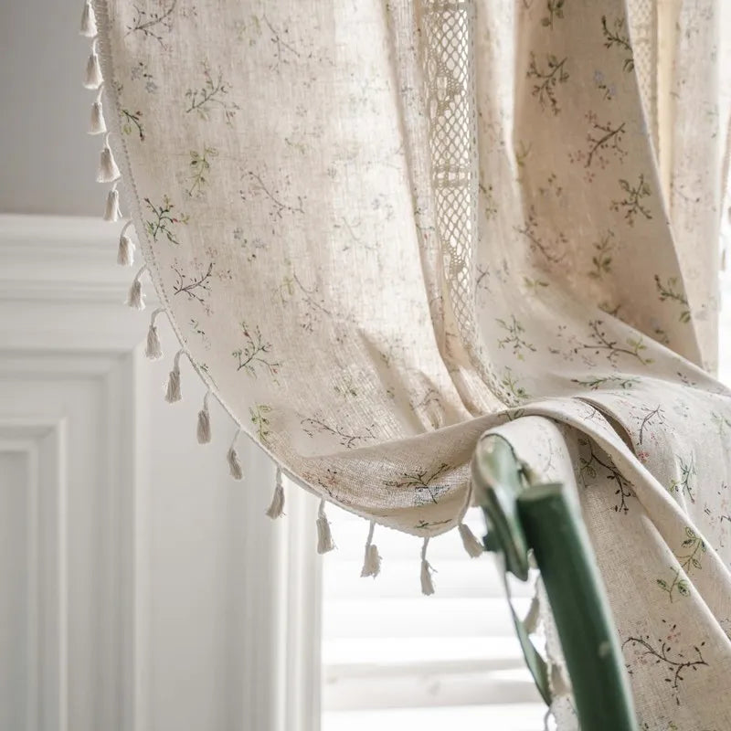 Rideau de séparation floral beige style américain dans une cuisine moderne