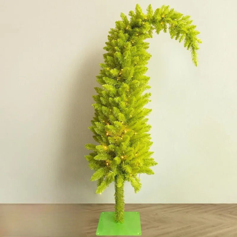 Sapin de Noël dans un intérieur avec décoration maternelle festive