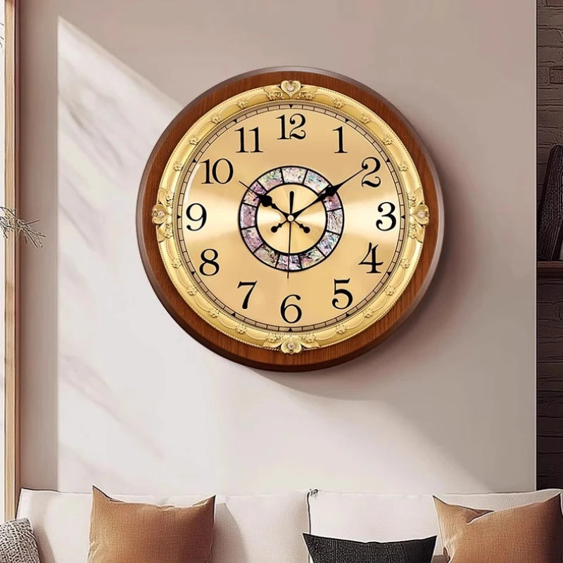 Détail des motifs fleurs abstraits sur horloge murale kawaii
