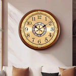 Détail des motifs fleurs abstraits sur horloge murale kawaii