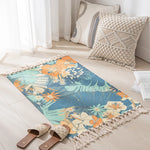 Tapis aux motifs botaniques colorés et frangés, créant une ambiance accueillante et bohème dans cet intérieur.