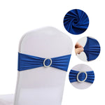 Couverture de chaise élégante en satin bleu orné d'une boucle de cristal, parfaite pour embellir l'apparence de chaises lors d'événements spéciaux.
