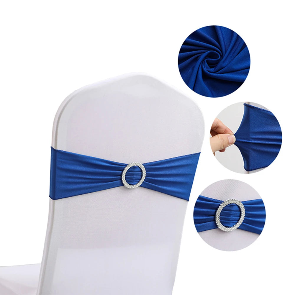 Couverture de chaise élégante en satin bleu orné d'une boucle de cristal, parfaite pour embellir l'apparence de chaises lors d'événements spéciaux.