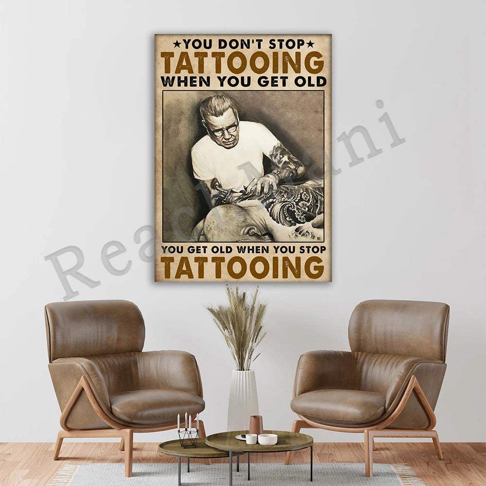 Affiche humoristique montrant un homme avec des tatouages, accompagnée du texte "Vous ne vous arrêtez pas de vous faire tatouer quand vous vieillissez, vous devenez vieux quand vous vous arrêtez de vous faire tatouer".