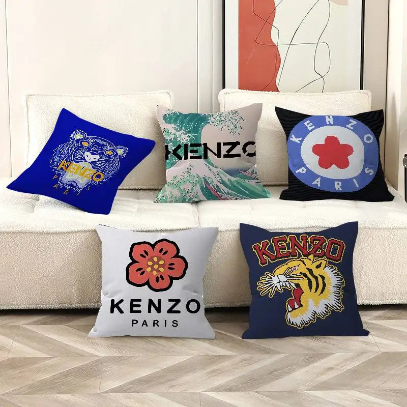 Housse de coussin motif érable automne sur canapé