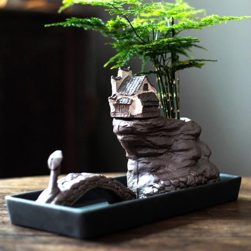 Cache-pot céramique blanc avec plante verte sur bureau