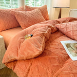 Housse de couette beige dans une chambre décorée