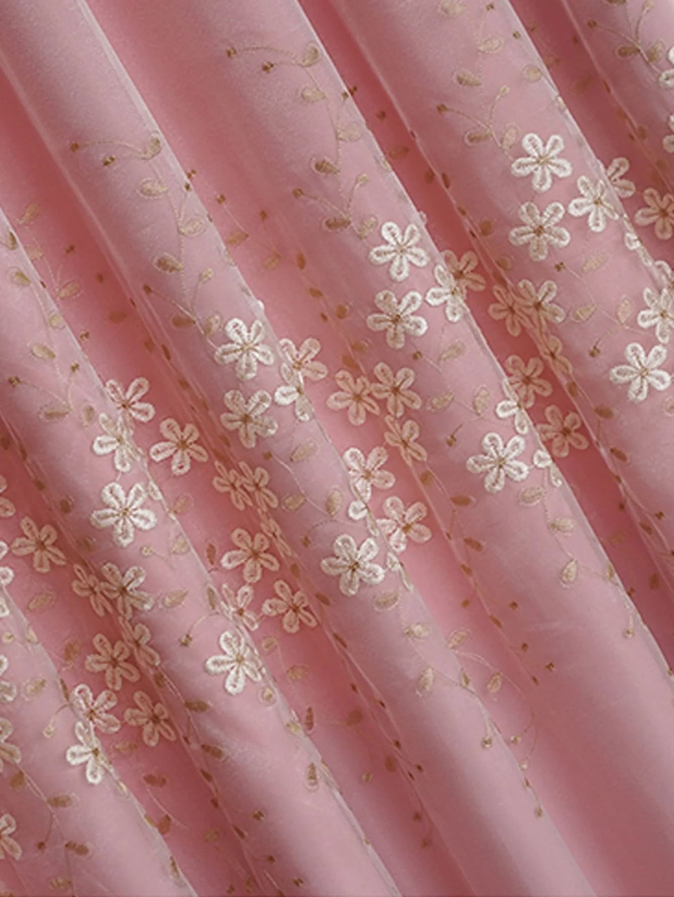 Rideau dentelle installé dans un salon avec lumière naturelle