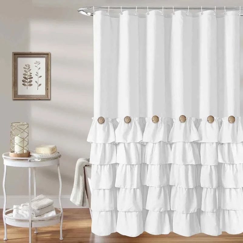 Rideau de douche blanc à volants pour salle de bain moderne, apportant élégance et sophistication. Ce modèle raffiné se marie parfaitement à une décoration intérieure minimaliste. Idéal pour créer une ambiance lumineuse et accueillante.