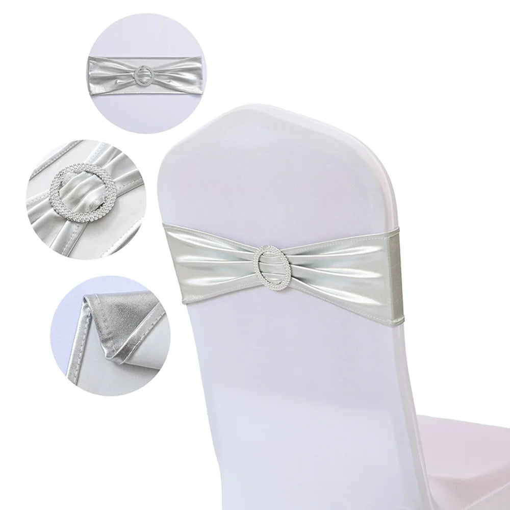 Chaise recouverte de satin blanc avec une ceinture argentée ornée d'une boucle scintillante, élégant accessoire de décoration de table pour un événement spécial.