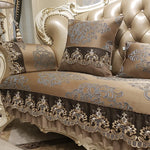 Parure de lit de luxe aux motifs élégants et raffinés, avec des broderies et dentelles en tons beiges et marrons, offrant un style sophistiqué et une ambiance chaleureuse dans la chambre.