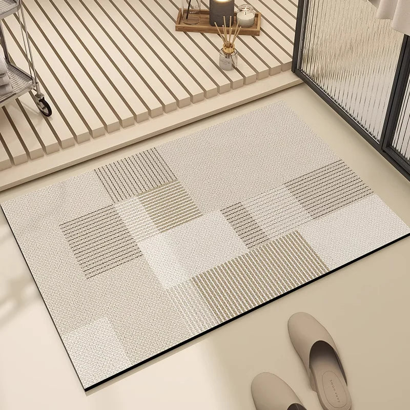 Un tapis décoratif en blanc et gris orné de motifs géométriques, posé sur un sol en bois clair, avec des accessoires de style scandinave disposés à proximité.