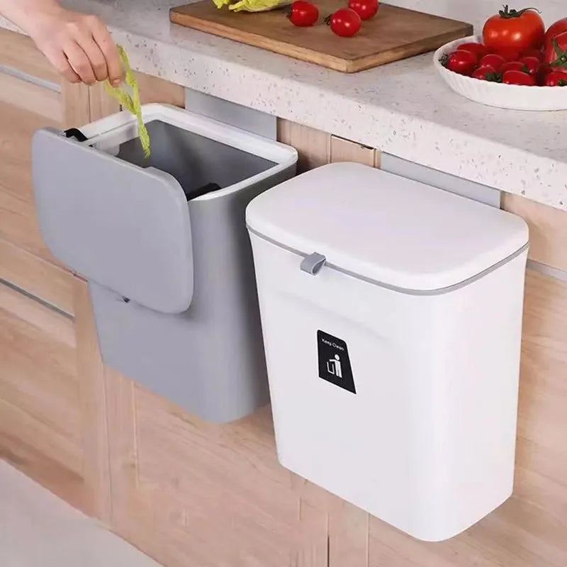 Poubelle murale suspendue blanche avec couvercle coulissant dans une cuisine moderne