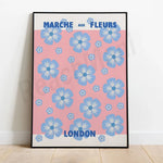 Marché aux fleurs de Londres, avec un motif de fleurs bleues et roses sur fond clair.