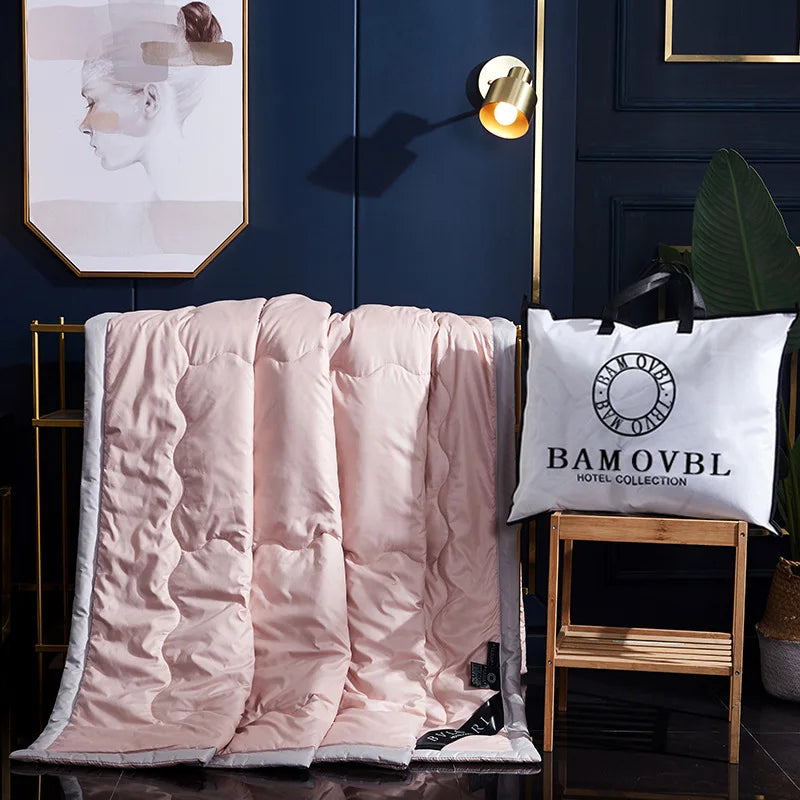 Couvre-lit rose à carreaux sur lit king size