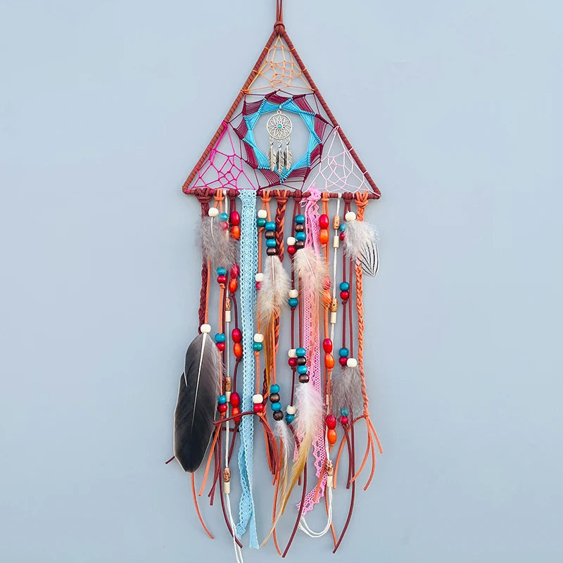 Captivante suspension murale de style bohème avec motifs géométriques, perles colorées, plumes et attrape-rêves central.