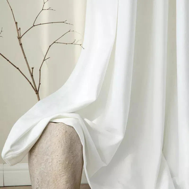 Rideau blanc élégant tombant gracieusement sur un vase texturé, ajoutant une touche de sophistication et de pureté à la décoration intérieure. Parfait pour créer une ambiance apaisante et minimaliste dans le salon ou la chambre. Idéal pour les amateurs de design épuré et moderne.