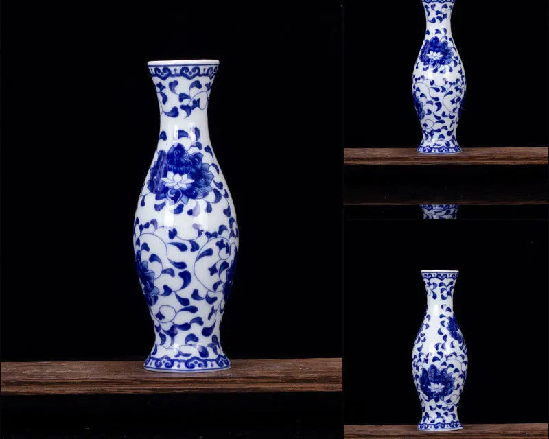 Vase en porcelaine bleu et blanc avec un motif floral élégant, sur une étagère en bois.