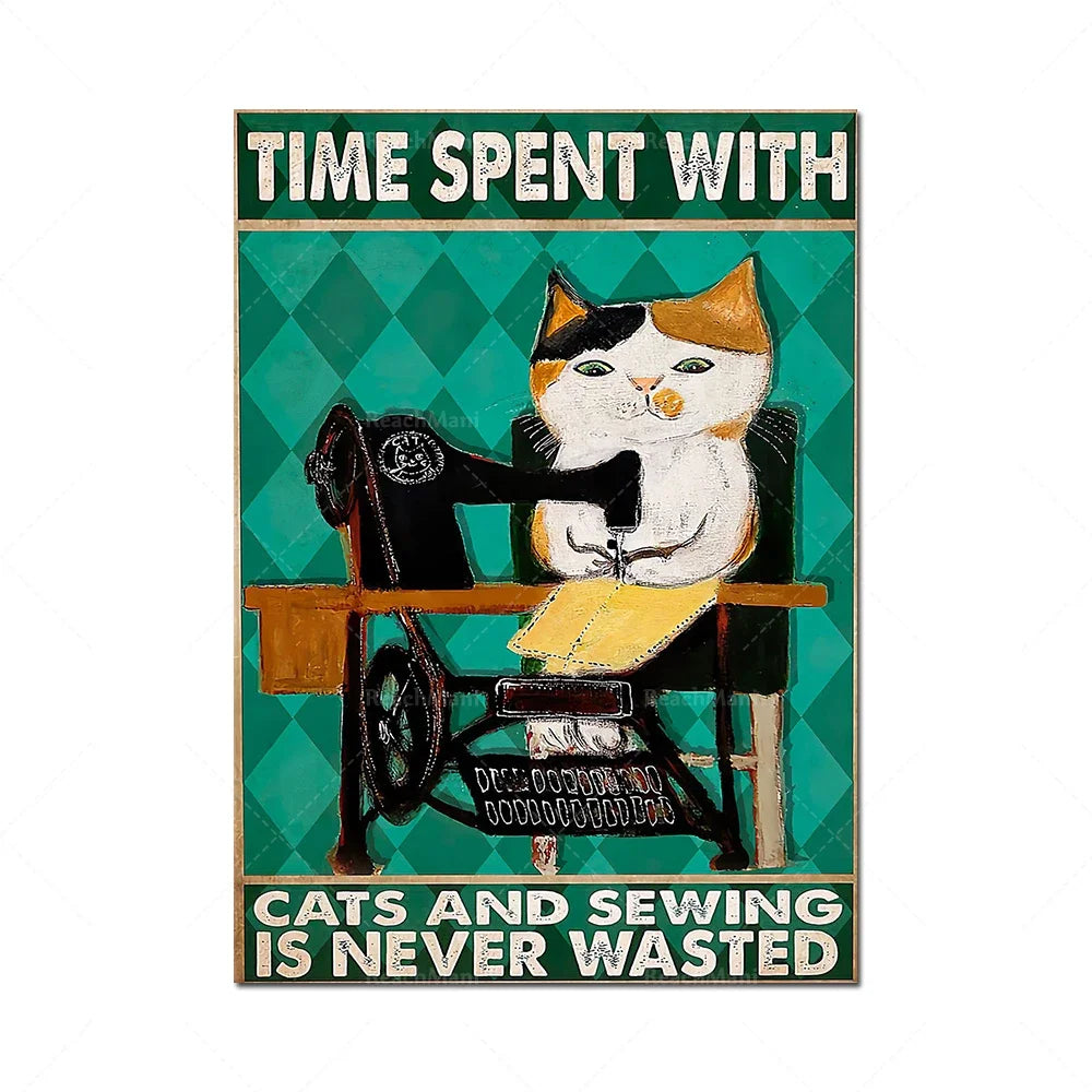 Un chat bicolore assis sur une machine à coudre ancienne, sous un texte indiquant que le temps passé avec les chats et la couture n'est jamais gaspillé.