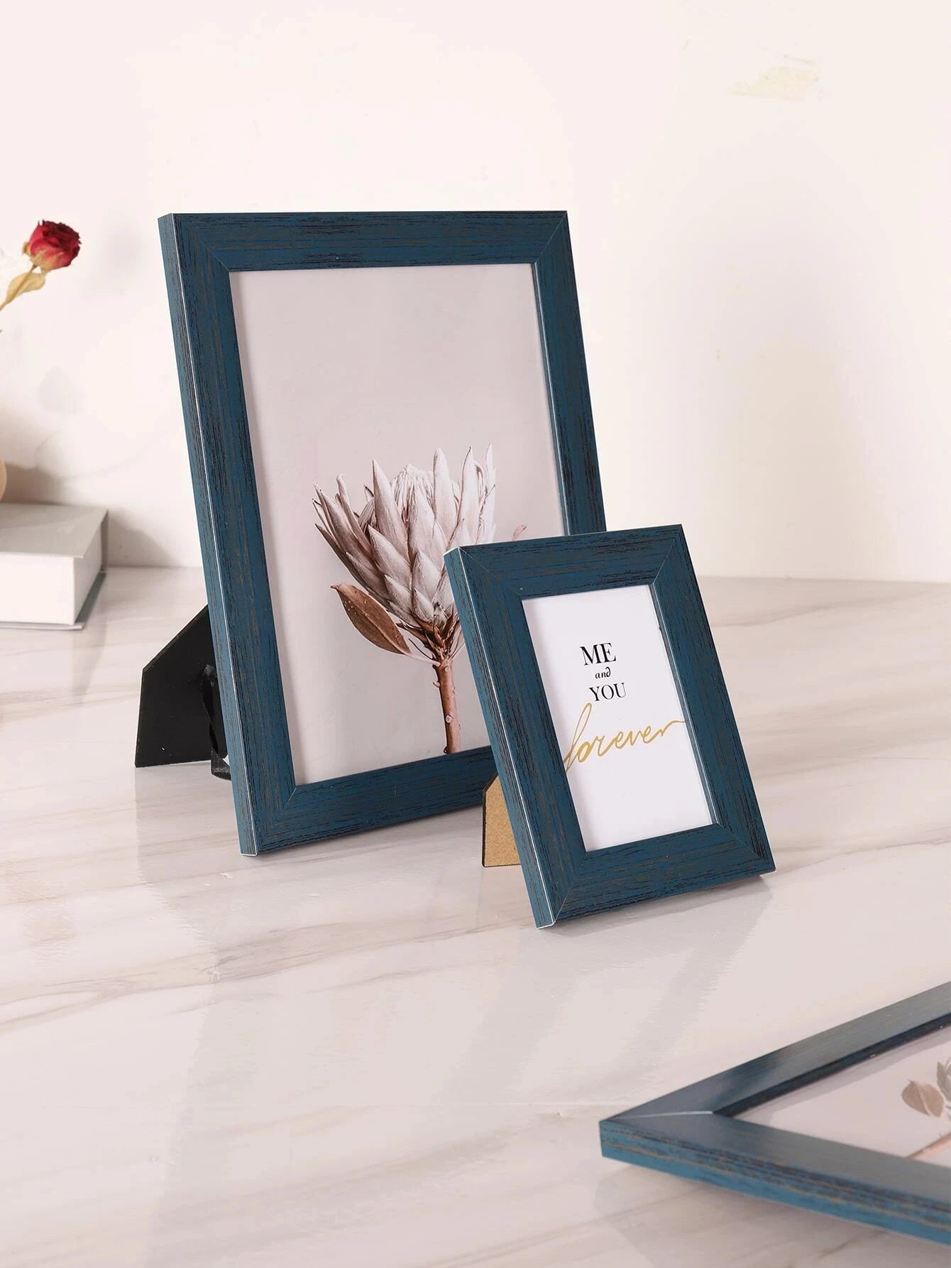 Cadre photo moderne bleu marine sur mur blanc