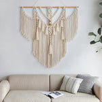 Détail des pompons et tissage main de la tapisserie macramé