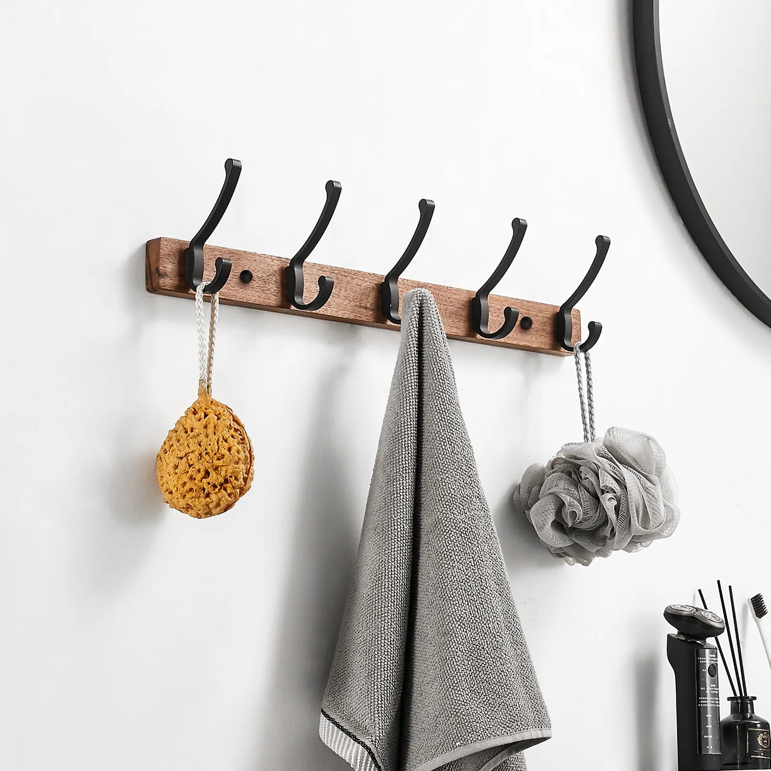 Porte manteau mural noir installé dans une salle de bain moderne