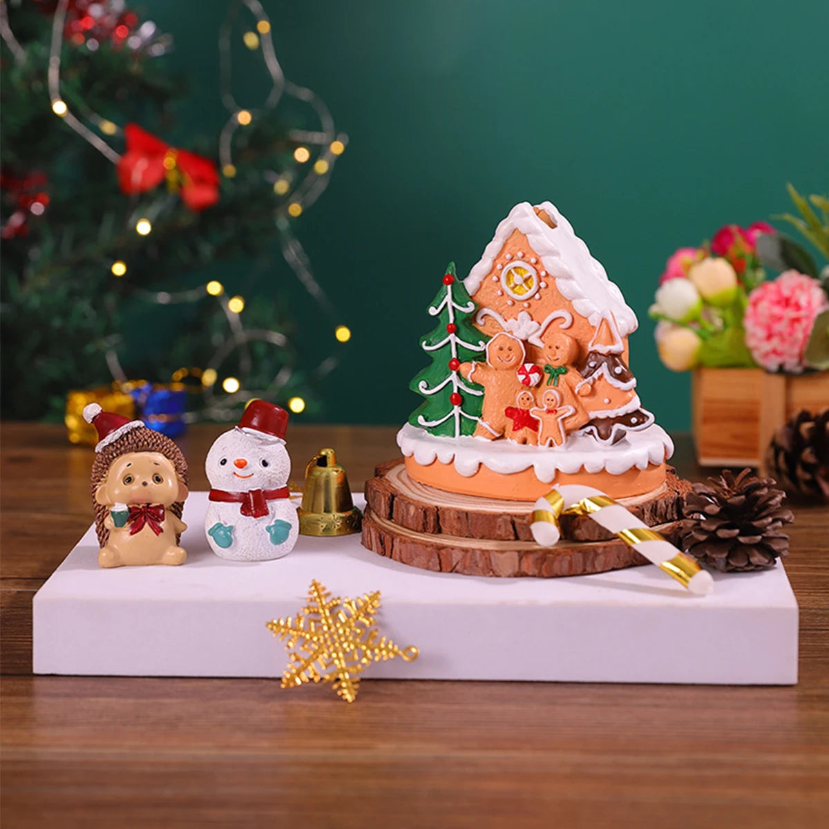 Maison de neige en résine dans une vitrine décorée pour les fêtes